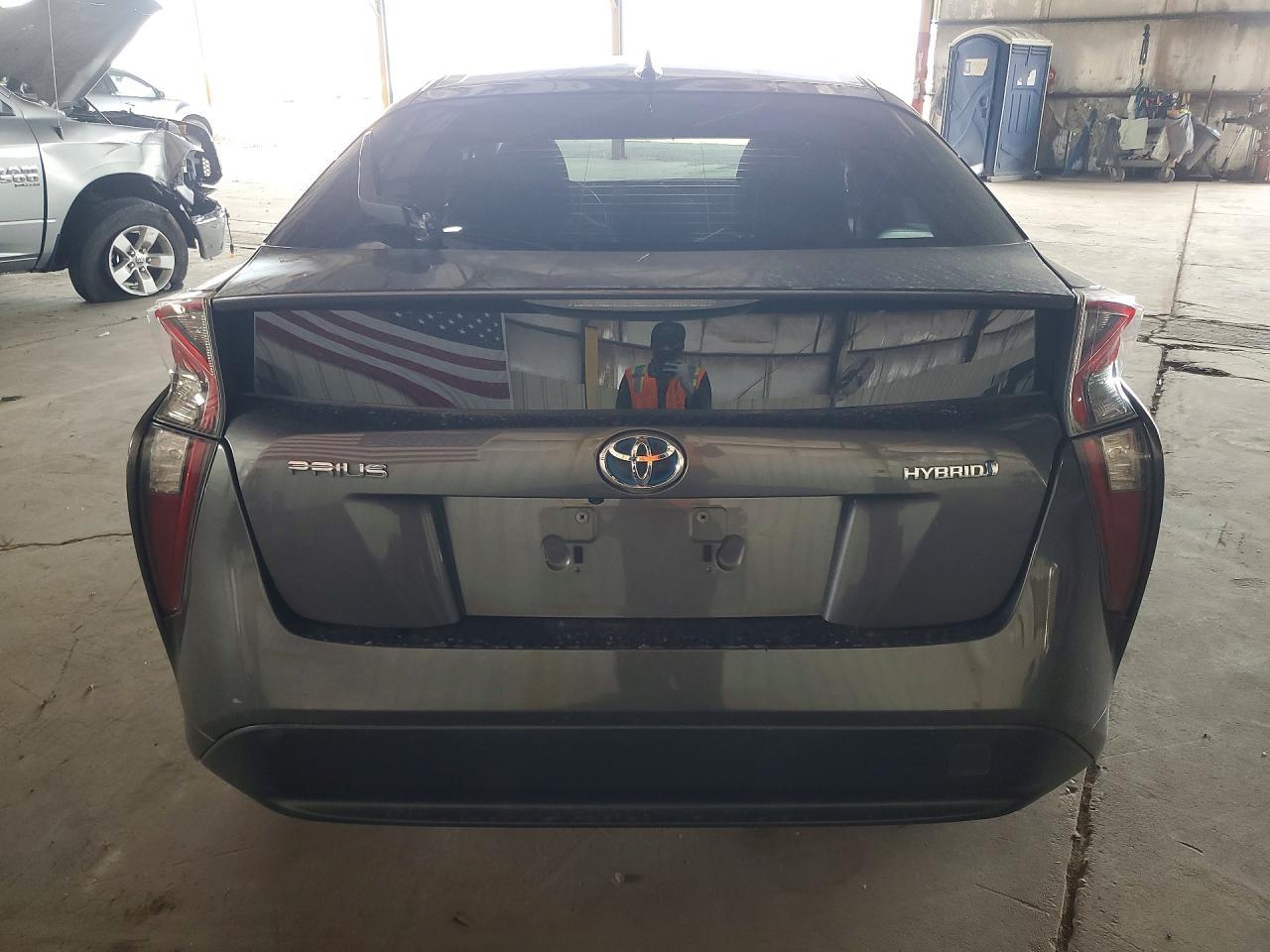 2016 Toyota Prius Three - Фото 6