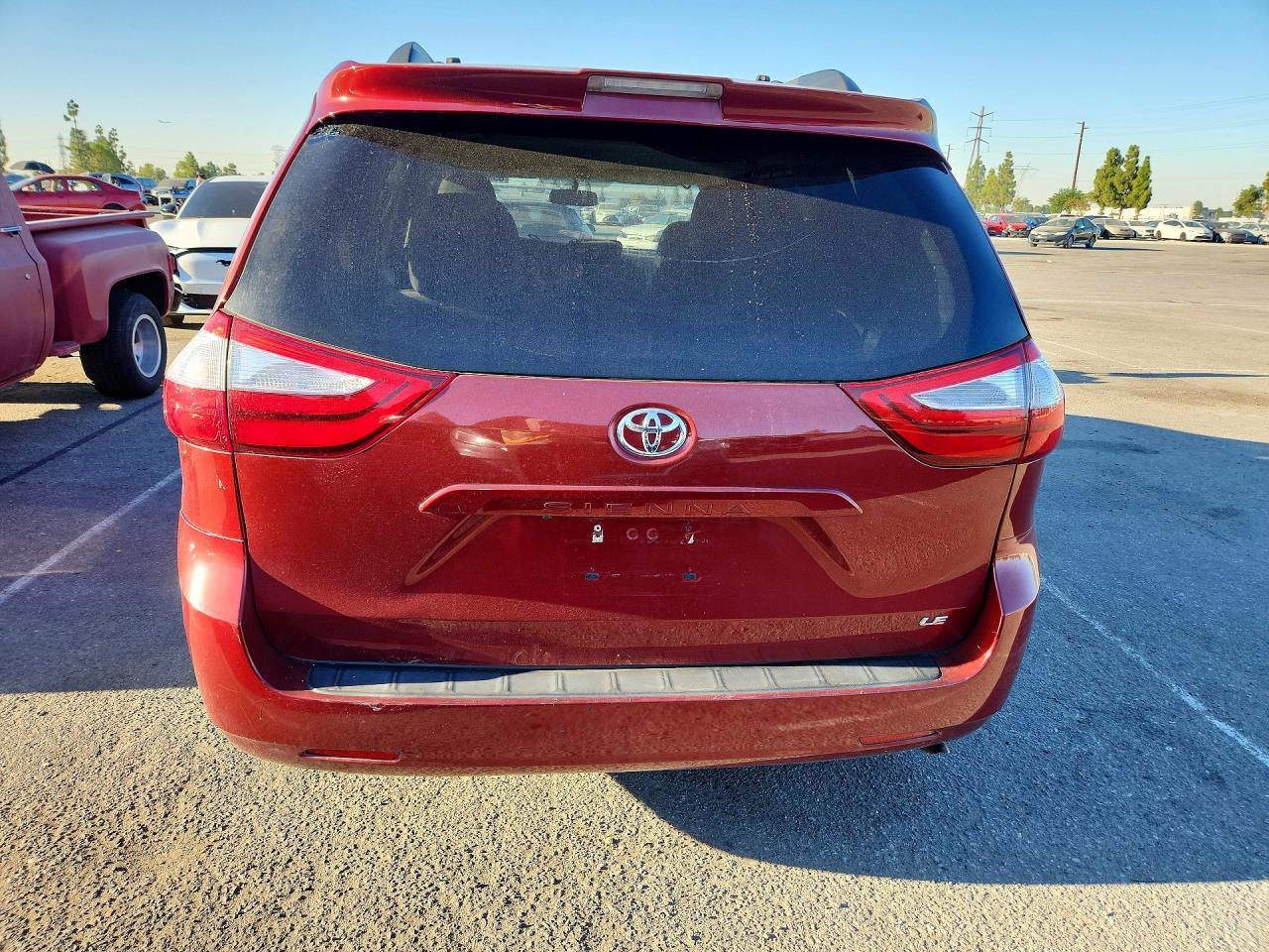 2017 Toyota Sienna Le 8-Passenger - Фото 6