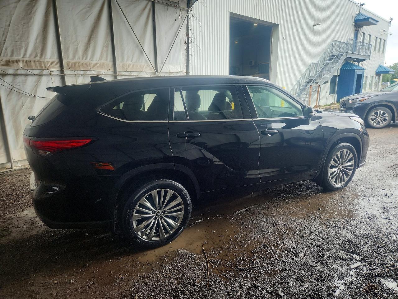 2021 Toyota Highlander Platinum - Image 3