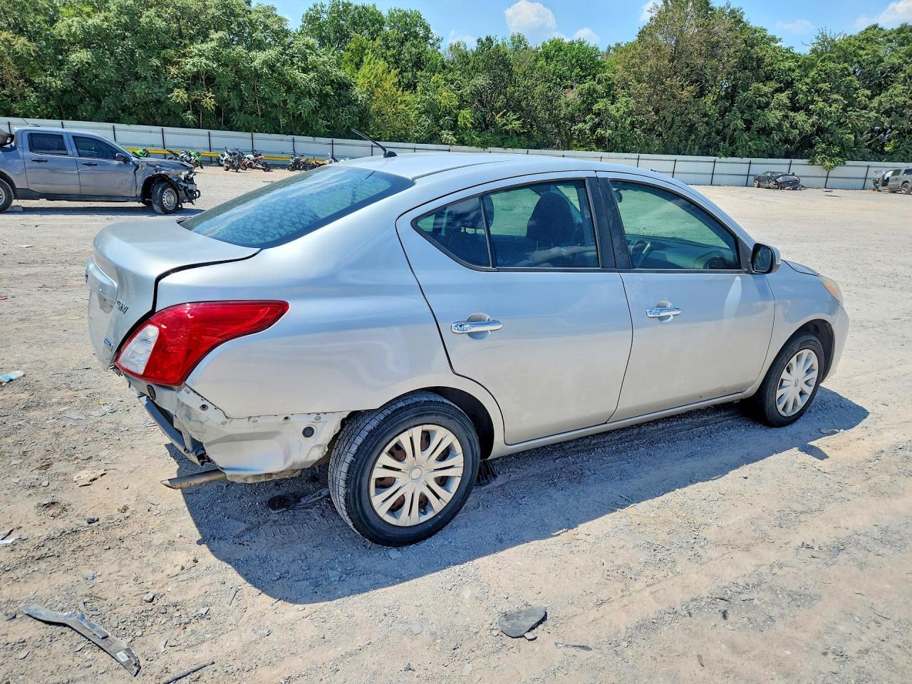 2012 Nissan Versa 1.6 S - Image 3