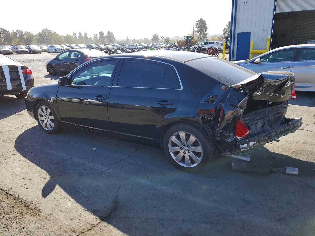 2005 Toyota Avalon Xls - Image 2