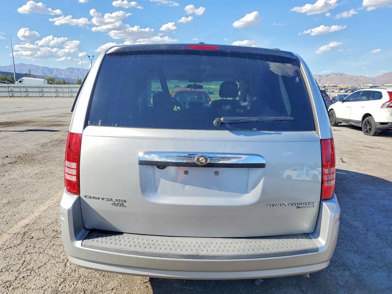2010 Chrysler Town & Country Touring - Фото 6