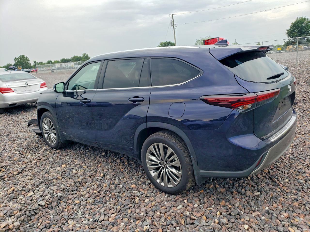 2026 Toyota Highlander Hybrid Platinum - Image 2
