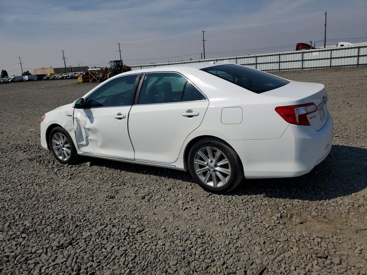 2014 Toyota Camry Hybrid Xle - Image 2