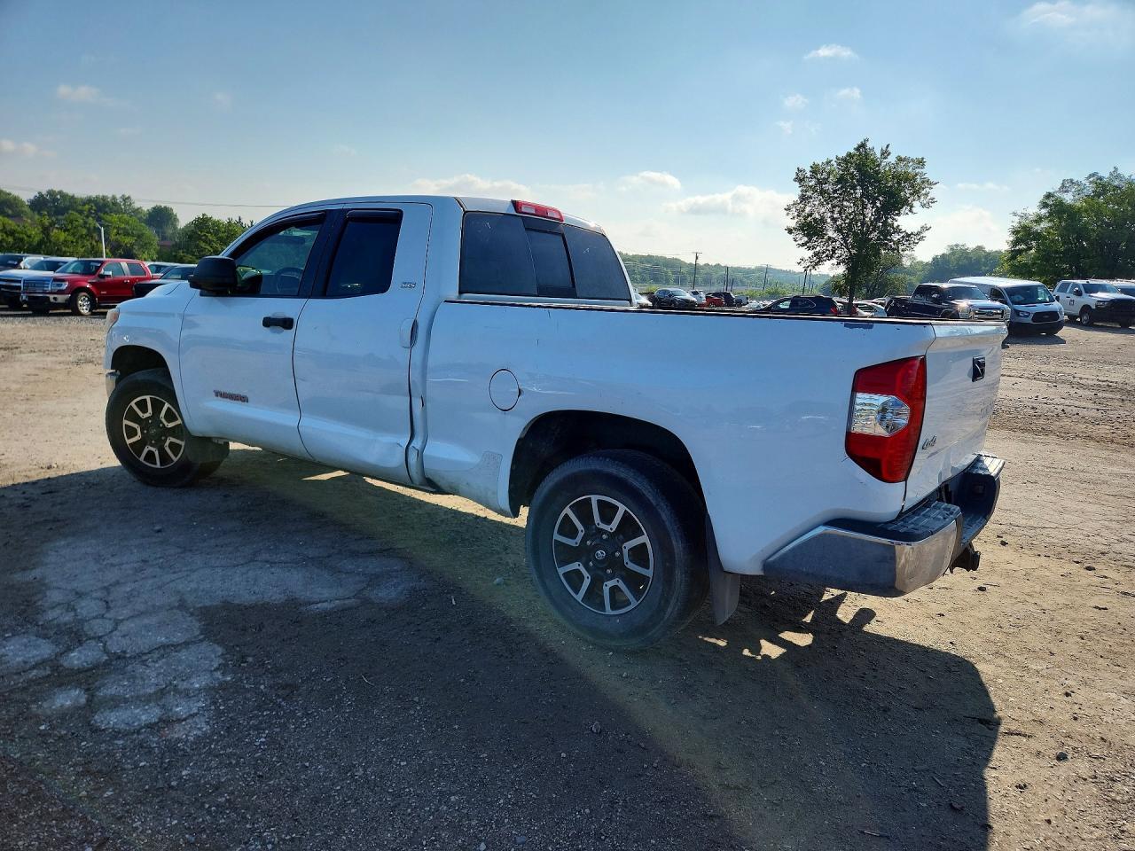 2015 Toyota Tundra Sr5 - Image 2