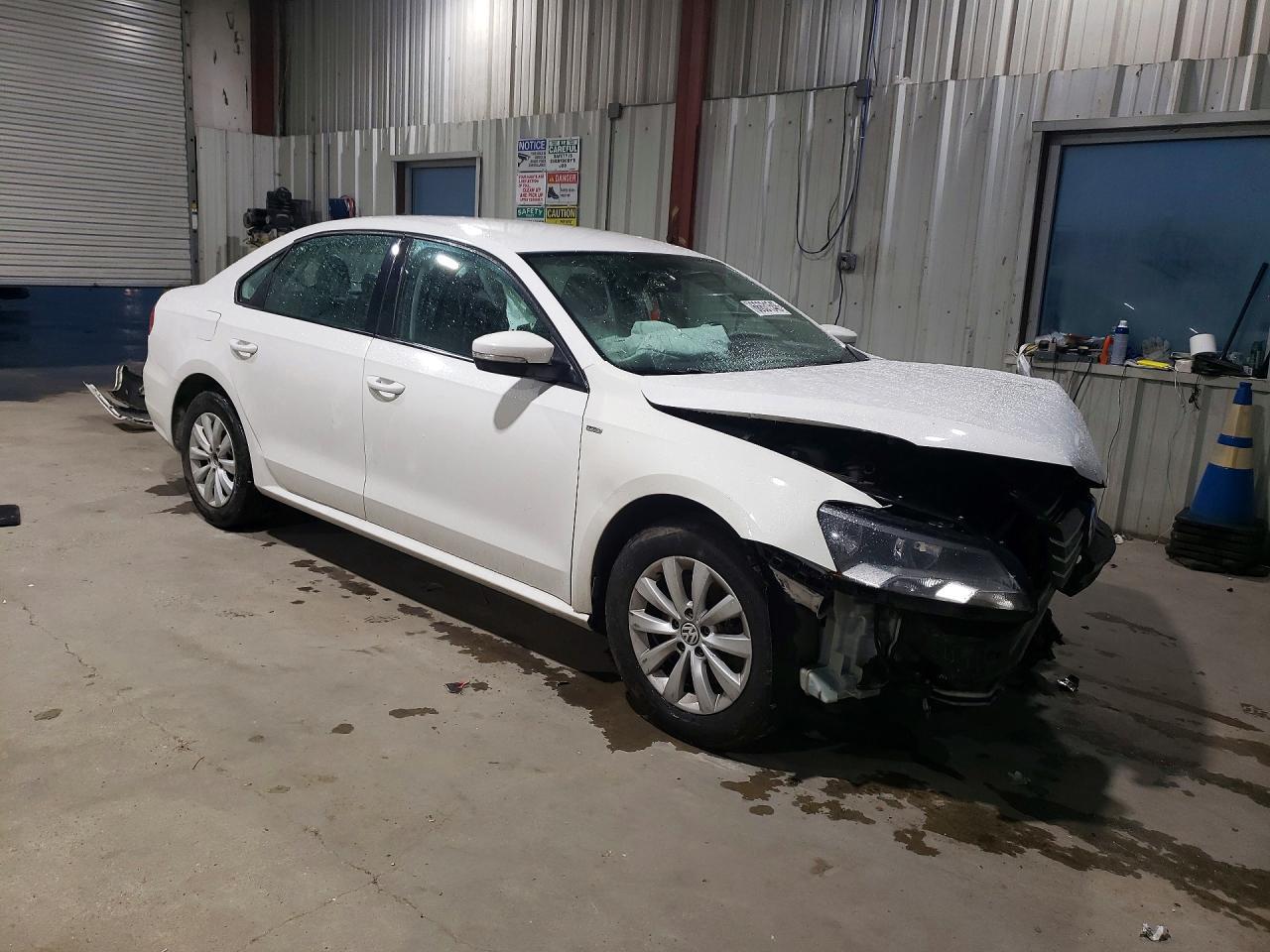 2015 Volkswagen Passat S - Image 4