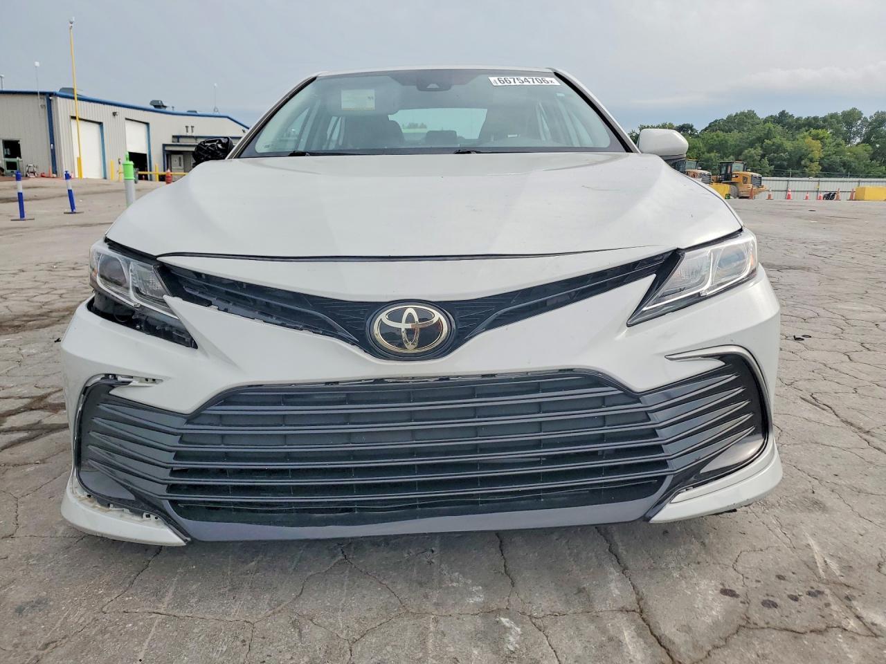 2022 Toyota Camry Le - Image 5