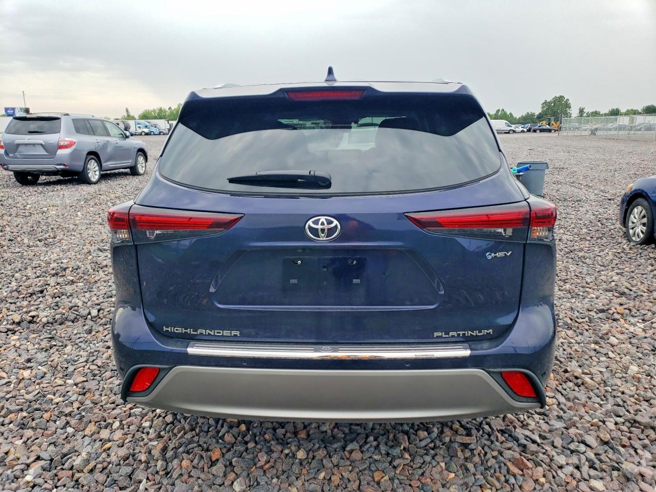 2026 Toyota Highlander Hybrid Platinum - Image 6