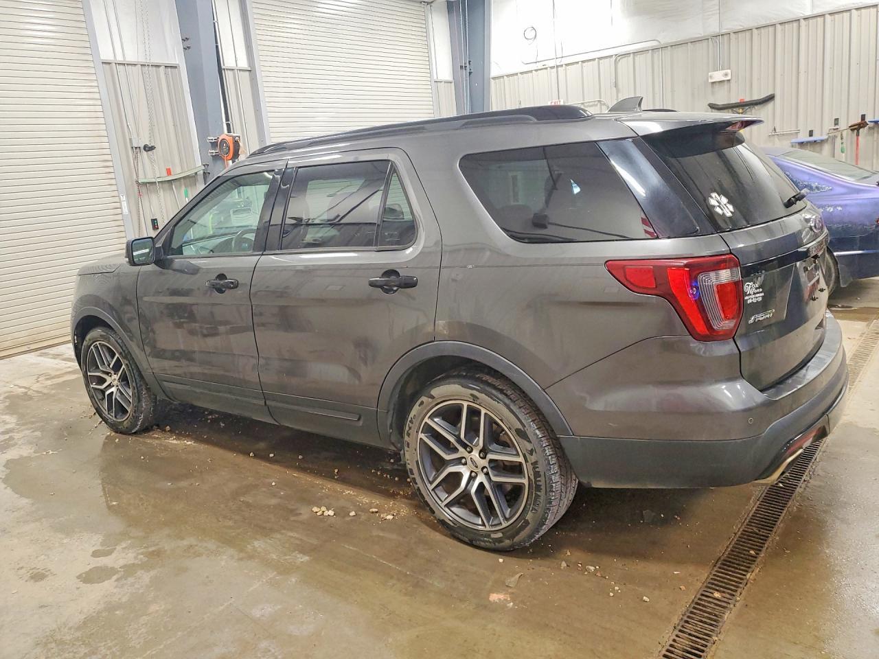 2016 Ford Explorer Sport - Фото 2