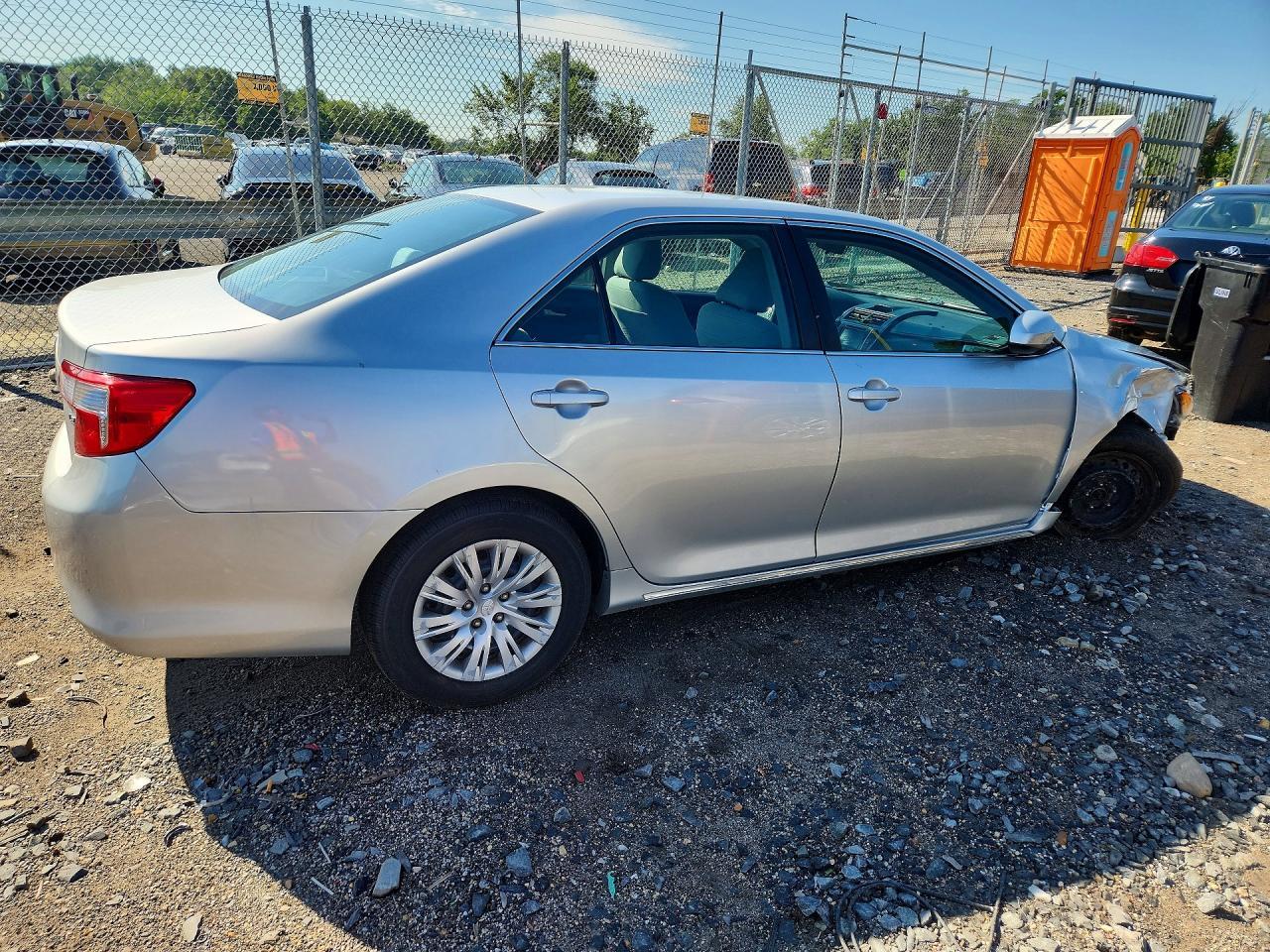 2014 Toyota Camry Le - Фото 3