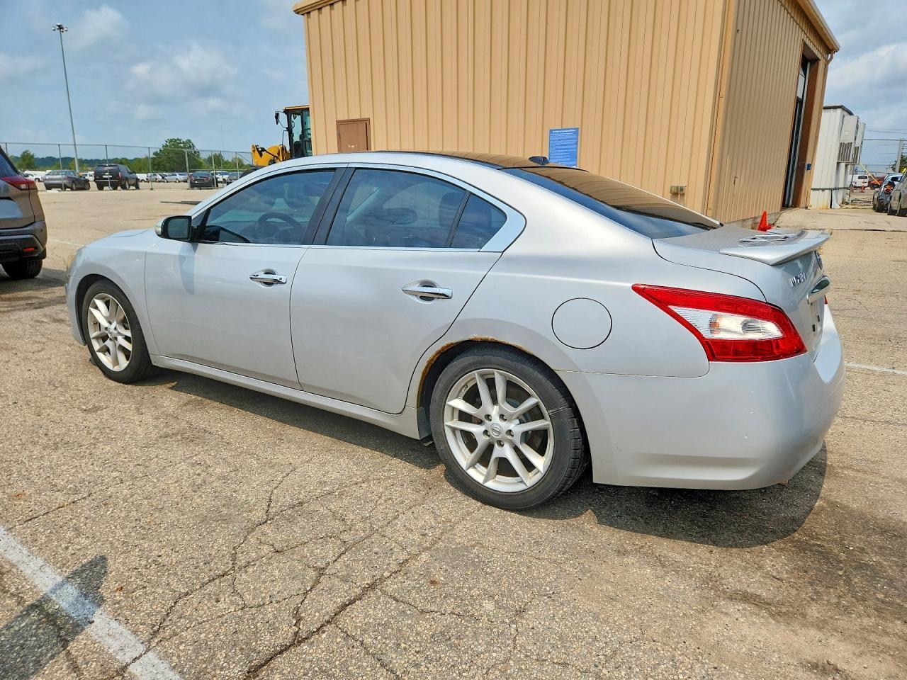 2011 Nissan Maxima 3.5 S - Image 2