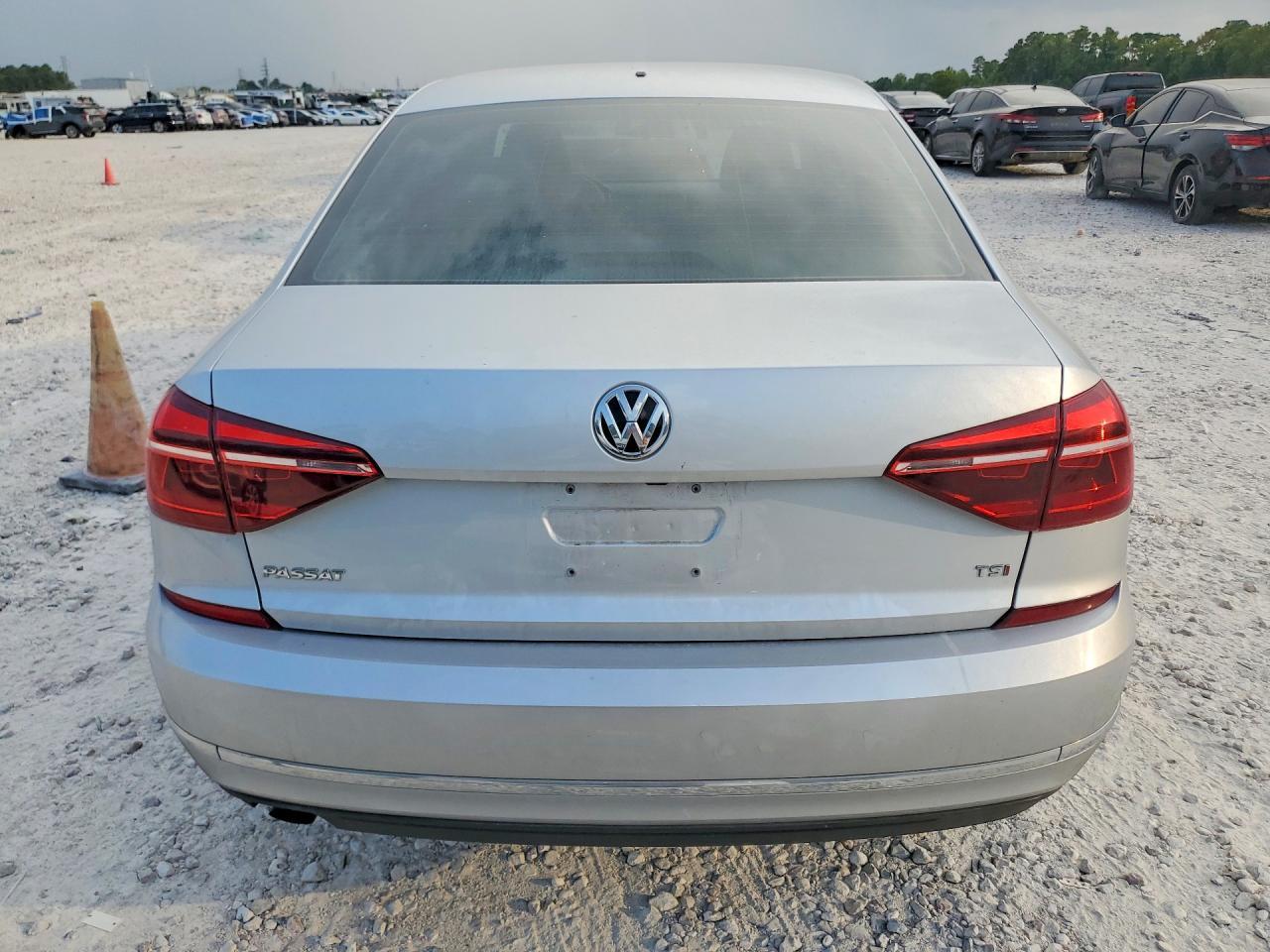2018 Volkswagen Passat S - Фото 6