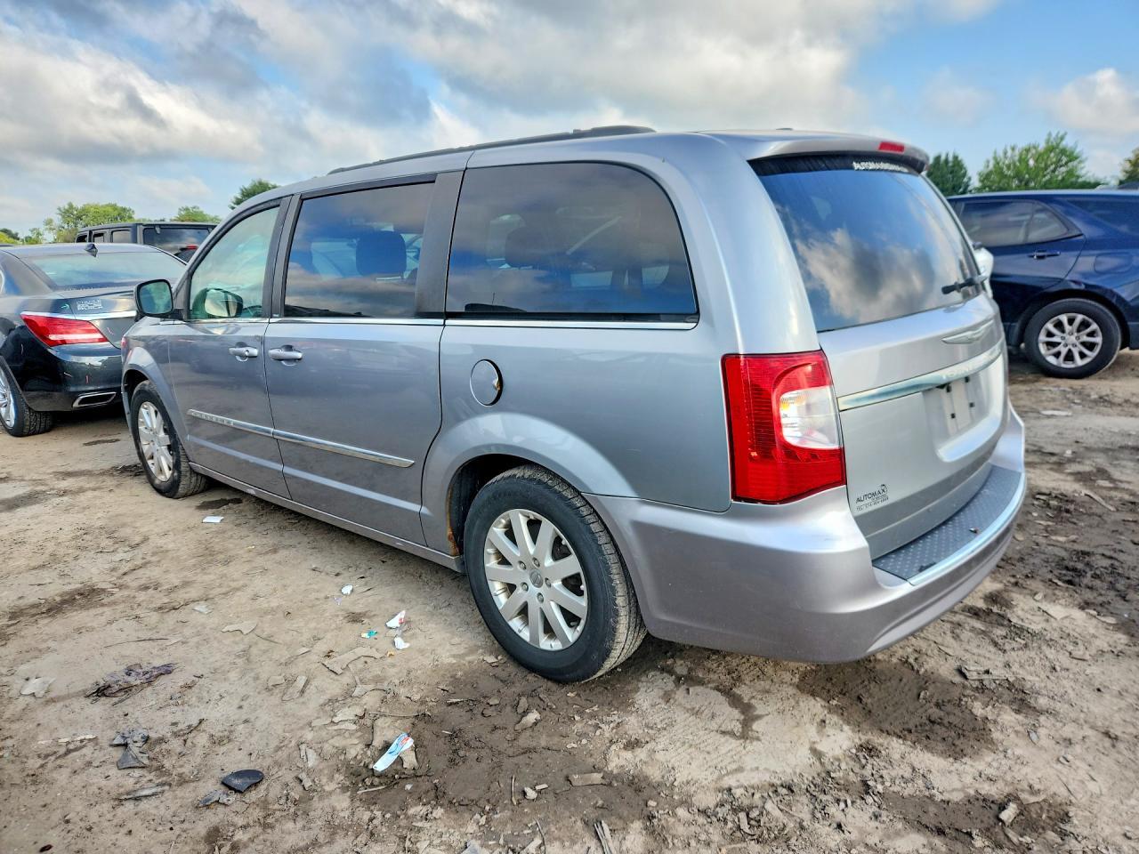 2014 Chrysler Town & Country Touring - Фото 2