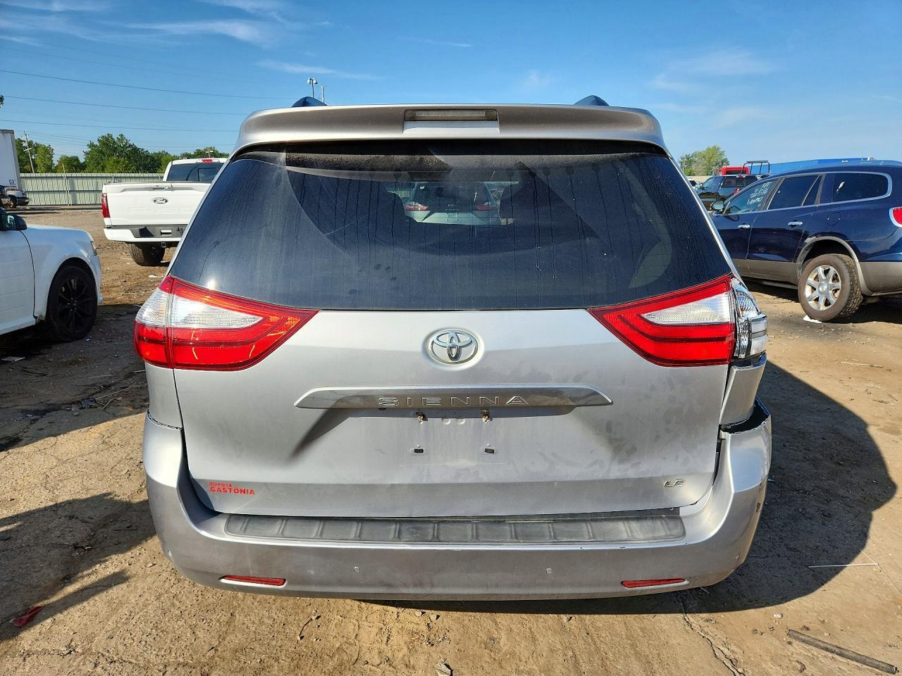 2015 Toyota Sienna Le - Image 6