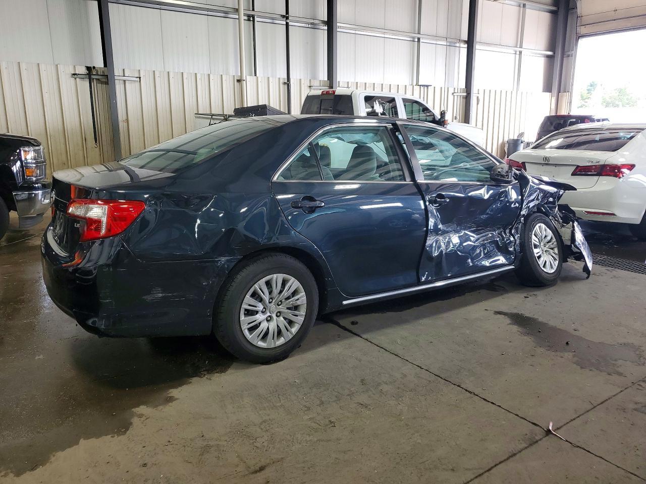 2014 Toyota Camry Le - Фото 3