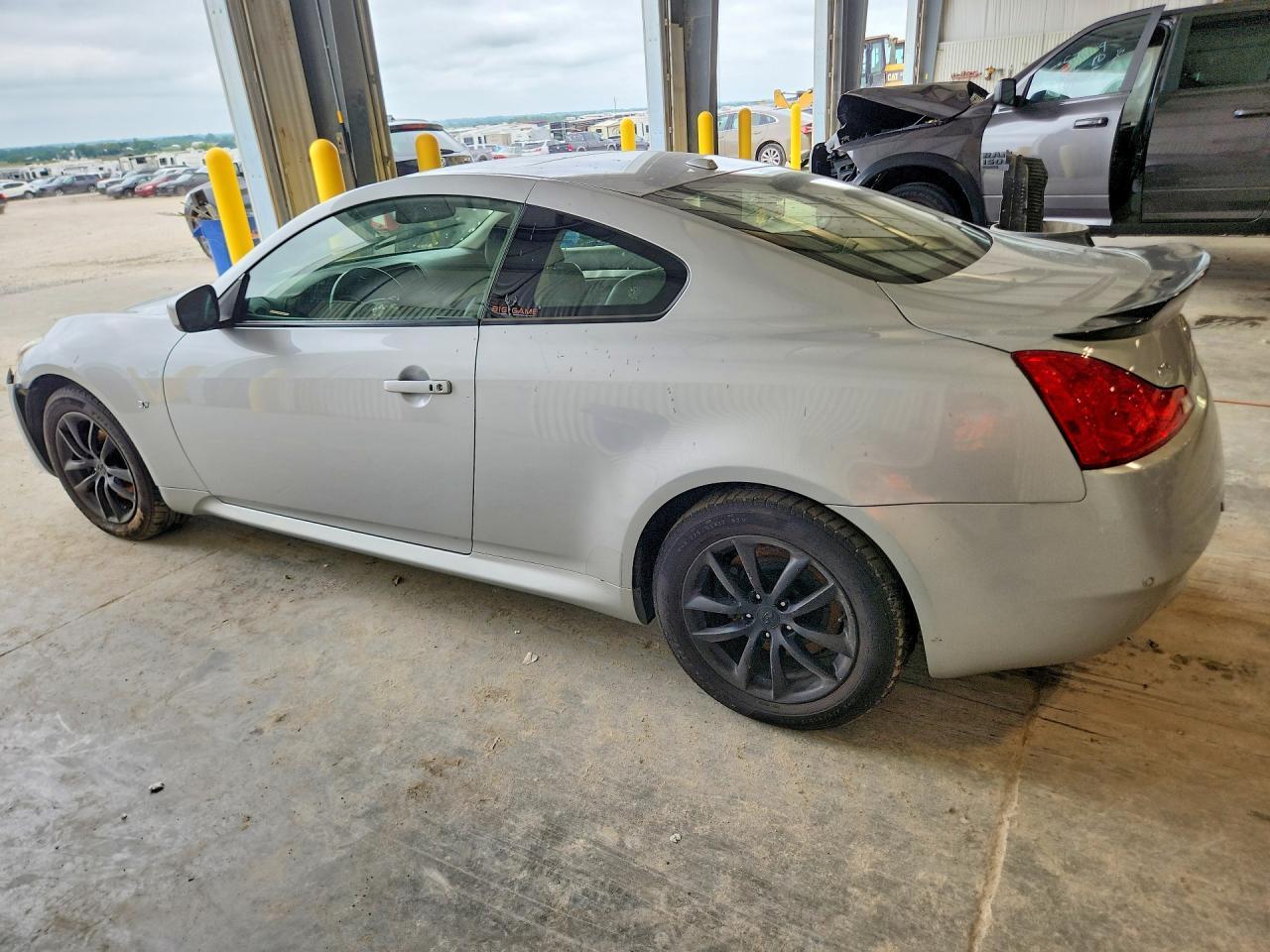 2014 Infiniti Q60 Coupe Base - Image 2