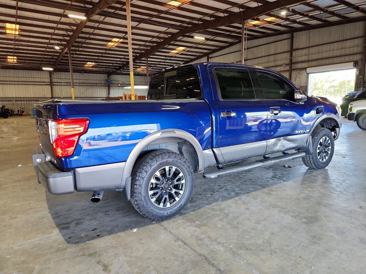 2017 Nissan Titan Platinum Reserve - Фото 3