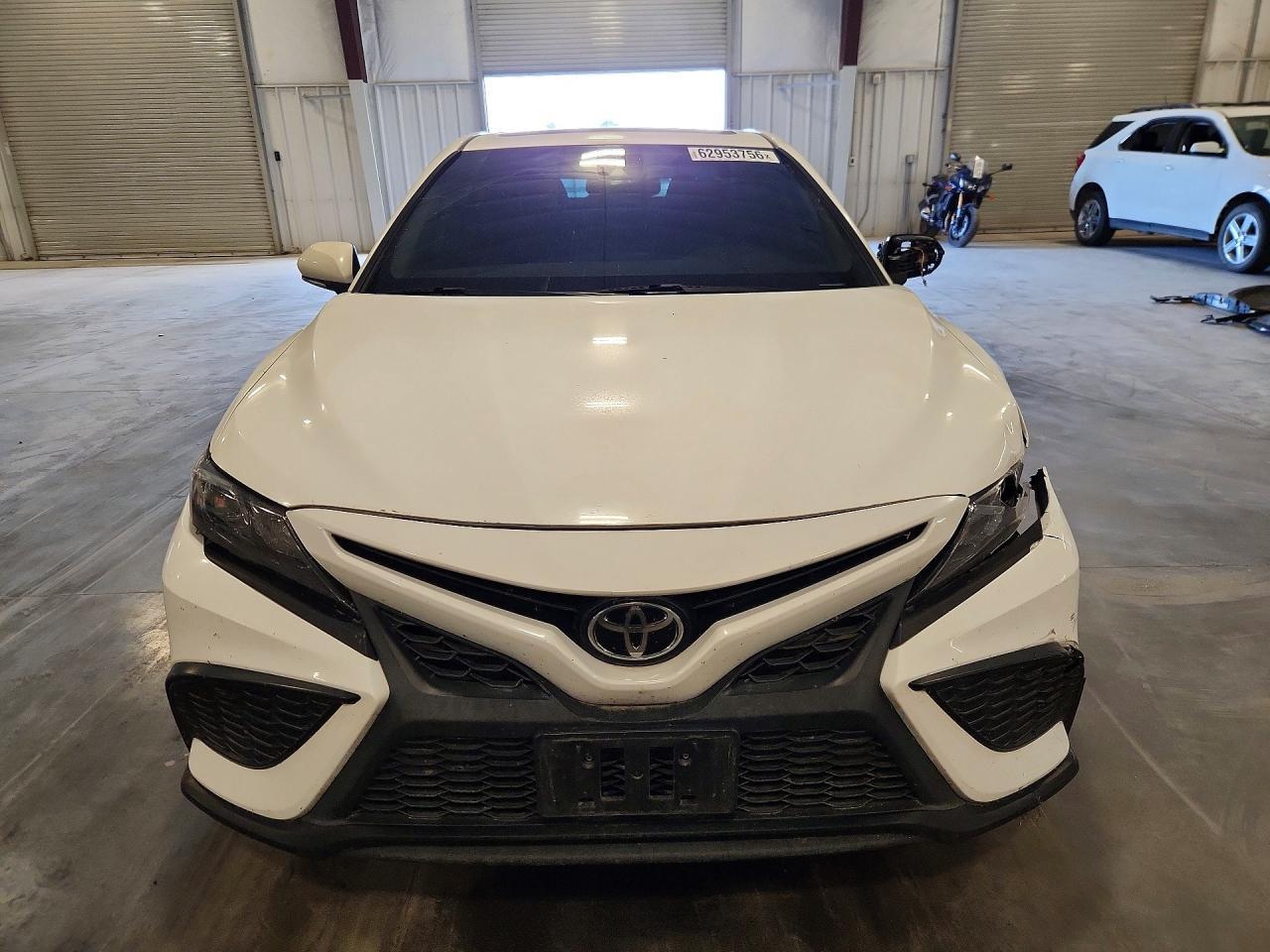2021 Toyota Camry Se - Фото 5