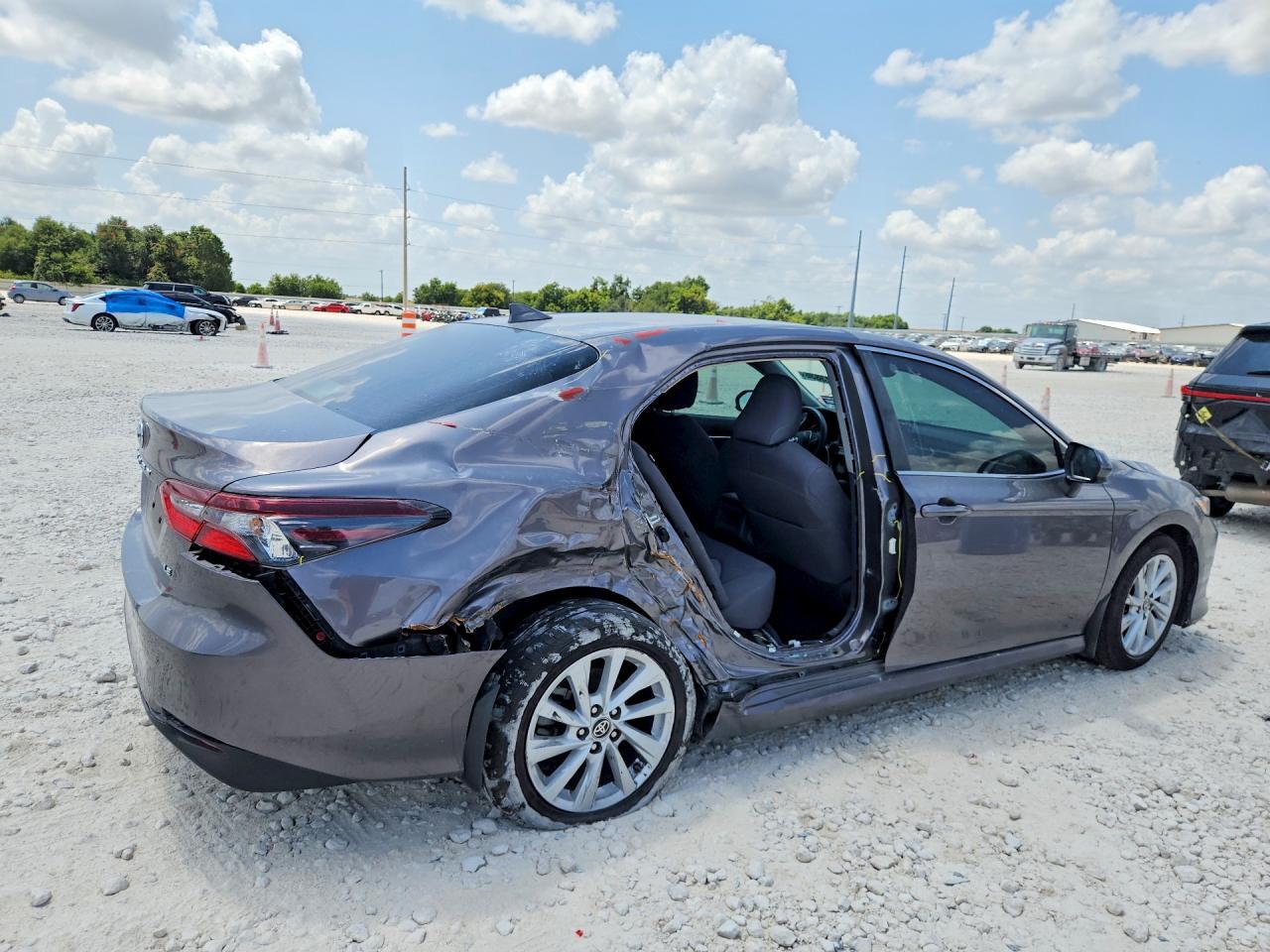 2024 Toyota Camry Le - Фото 3