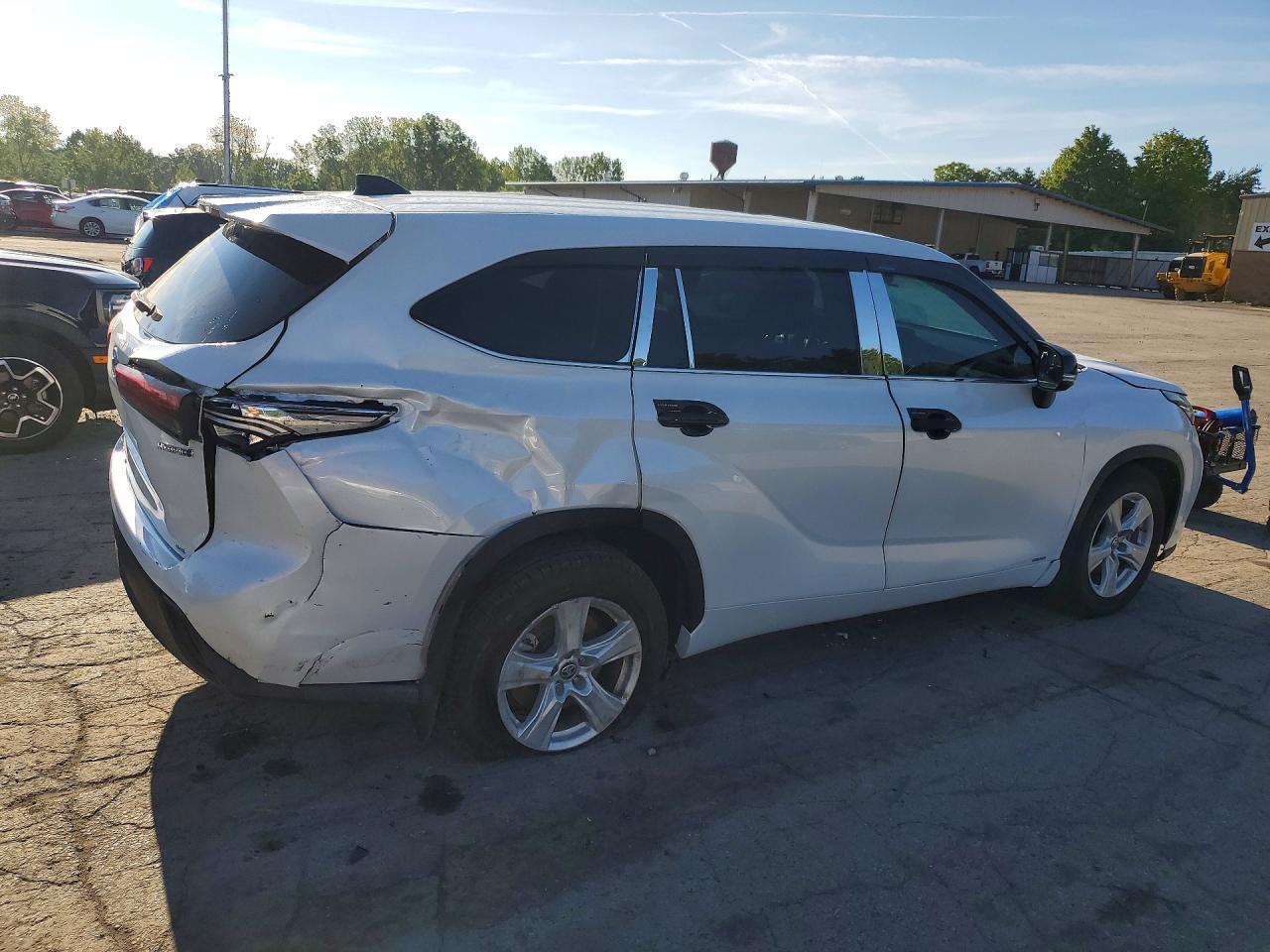 2023 Toyota Highlander Hybrid Le - Image 3