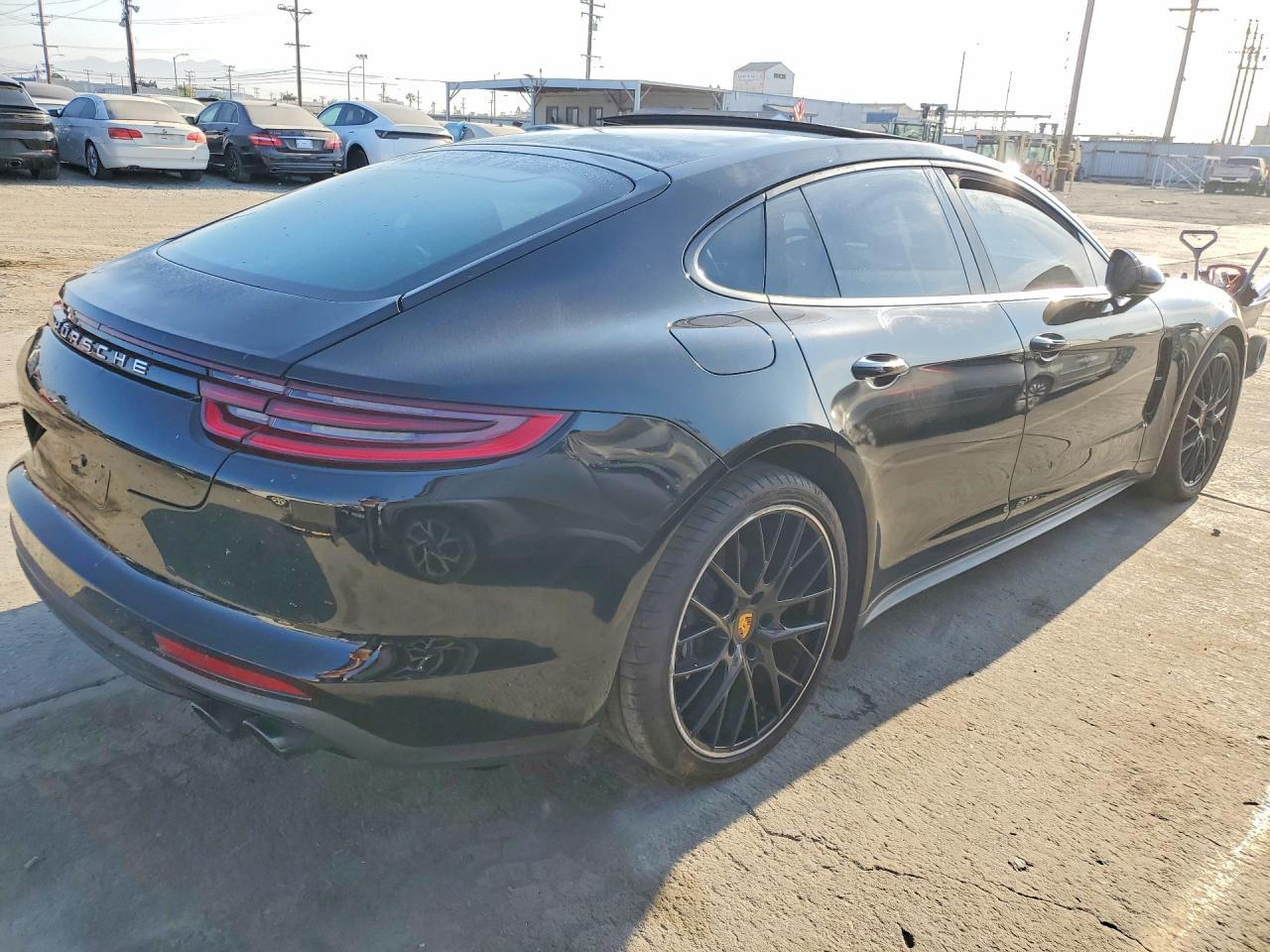 2018 Porsche Panamera 4 - Фото 3