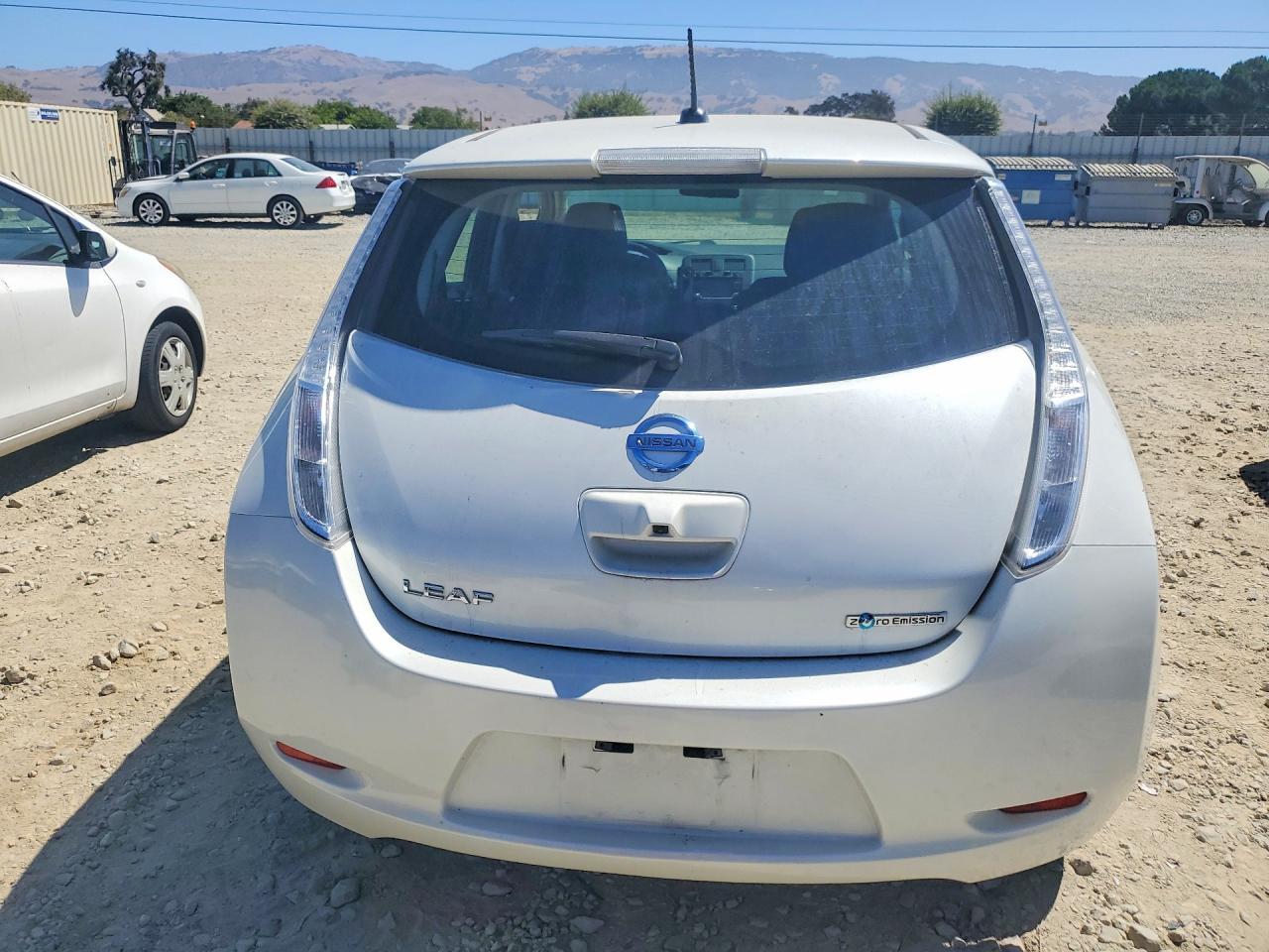 2016 Nissan Leaf S - Image 6