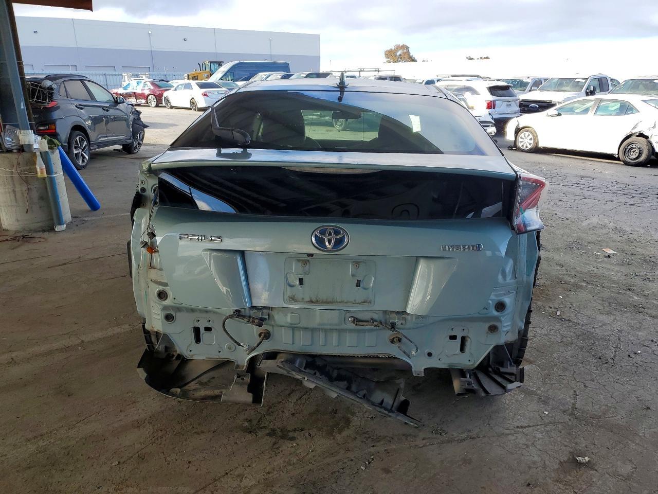 2016 Toyota Prius Three Touring - Фото 6