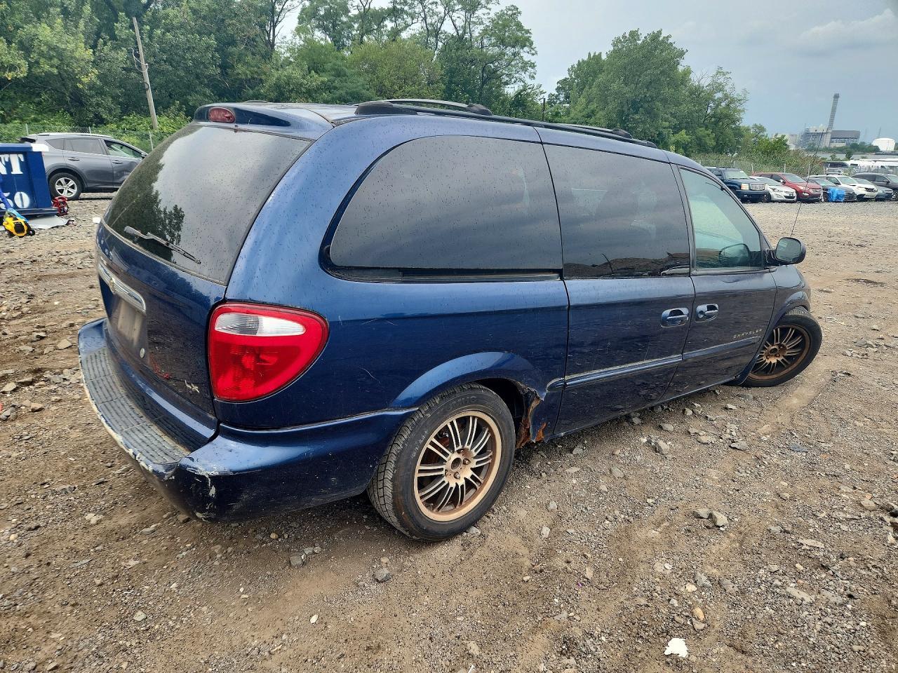 2001 Chrysler Town & Country Lx - Image 3