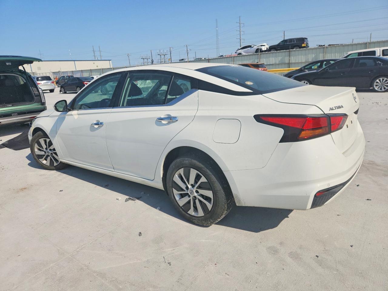 2023 Nissan Altima S - Фото 2