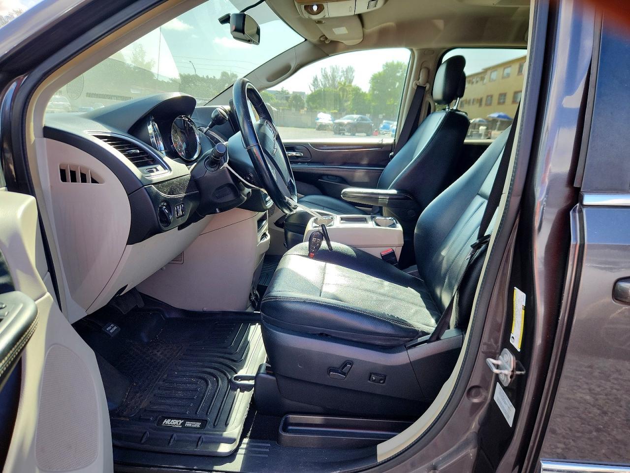2015 Chrysler Town & Country Touring - Фото 7