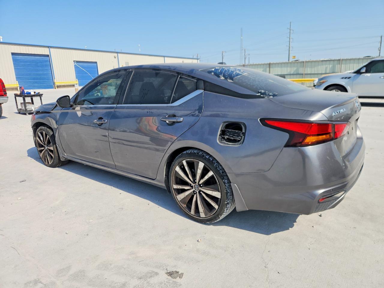 2022 Nissan Altima Sr - Image 2