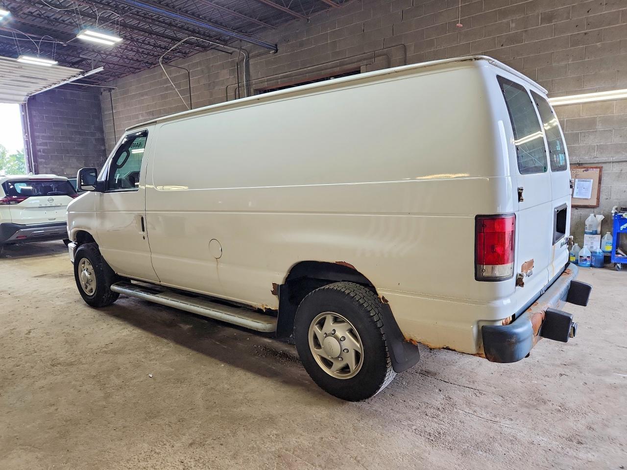 2014 Ford Econoline E250 Van - Фото 2