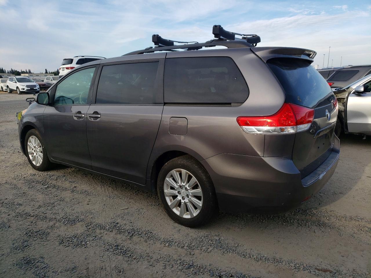 2012 Toyota Sienna Xle 7-Passenger - Фото 2