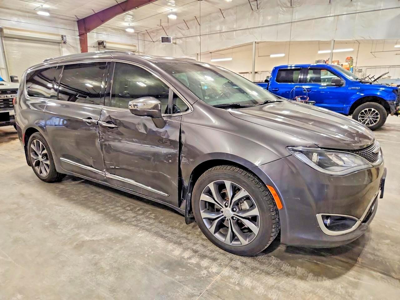 2017 Chrysler Pacifica Limited - Image 4