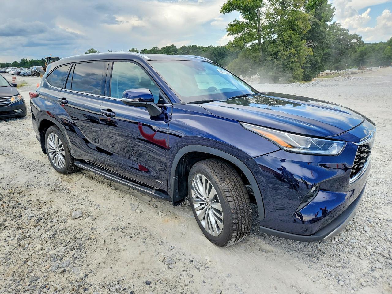 2024 Toyota Highlander Hybrid Platinum - Image 4