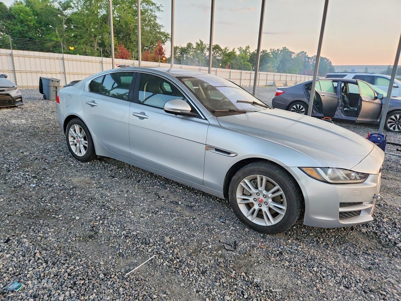 2018 Jaguar Xe Premium - Фото 4