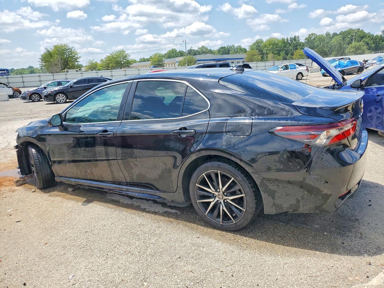 2022 Toyota Camry Se - Фото 2