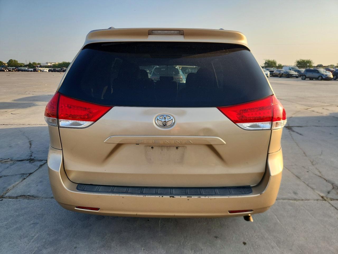 2011 Toyota Sienna Le - Фото 6