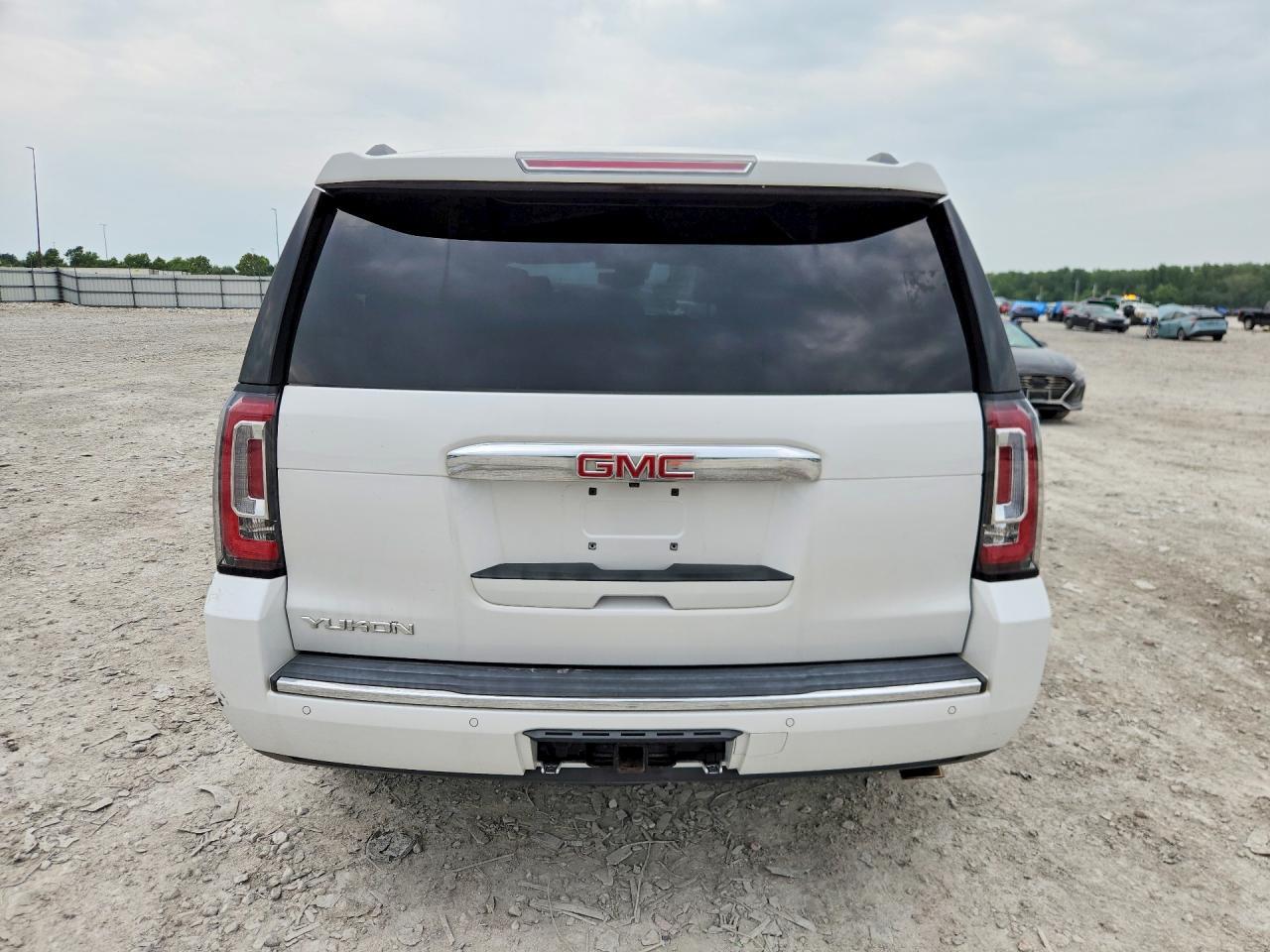 2017 GMC Yukon Denali - Фото 6