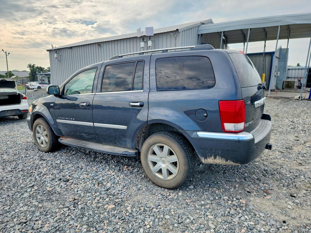 2008 Chrysler Aspen Limited - Image 2
