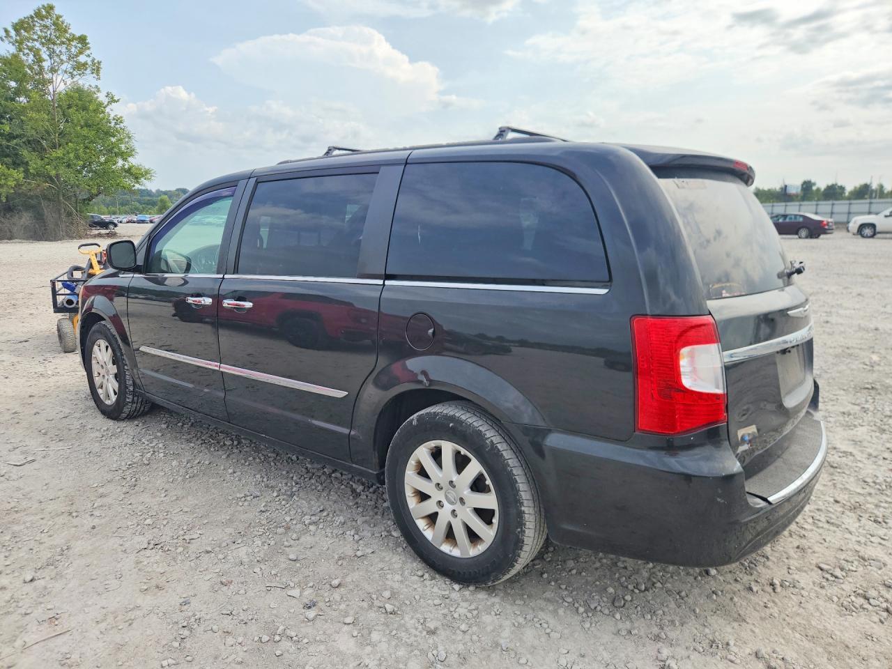 2014 Chrysler Town & Country Touring - Image 2