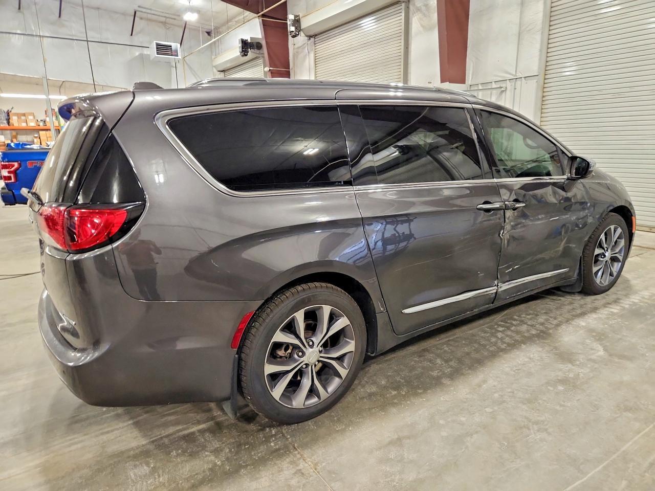 2017 Chrysler Pacifica Limited - Image 3