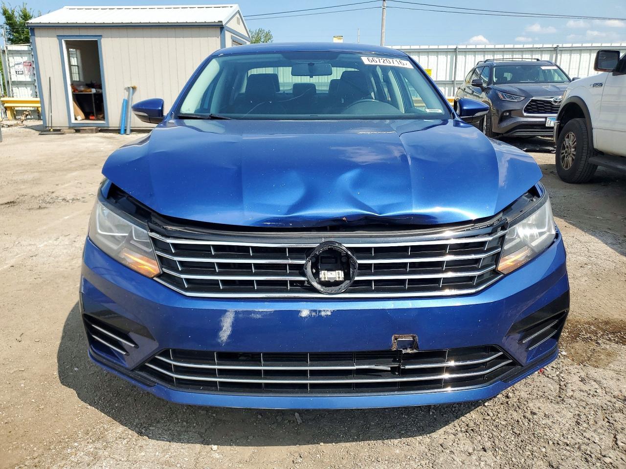2017 Volkswagen Passat R-Line - Image 5