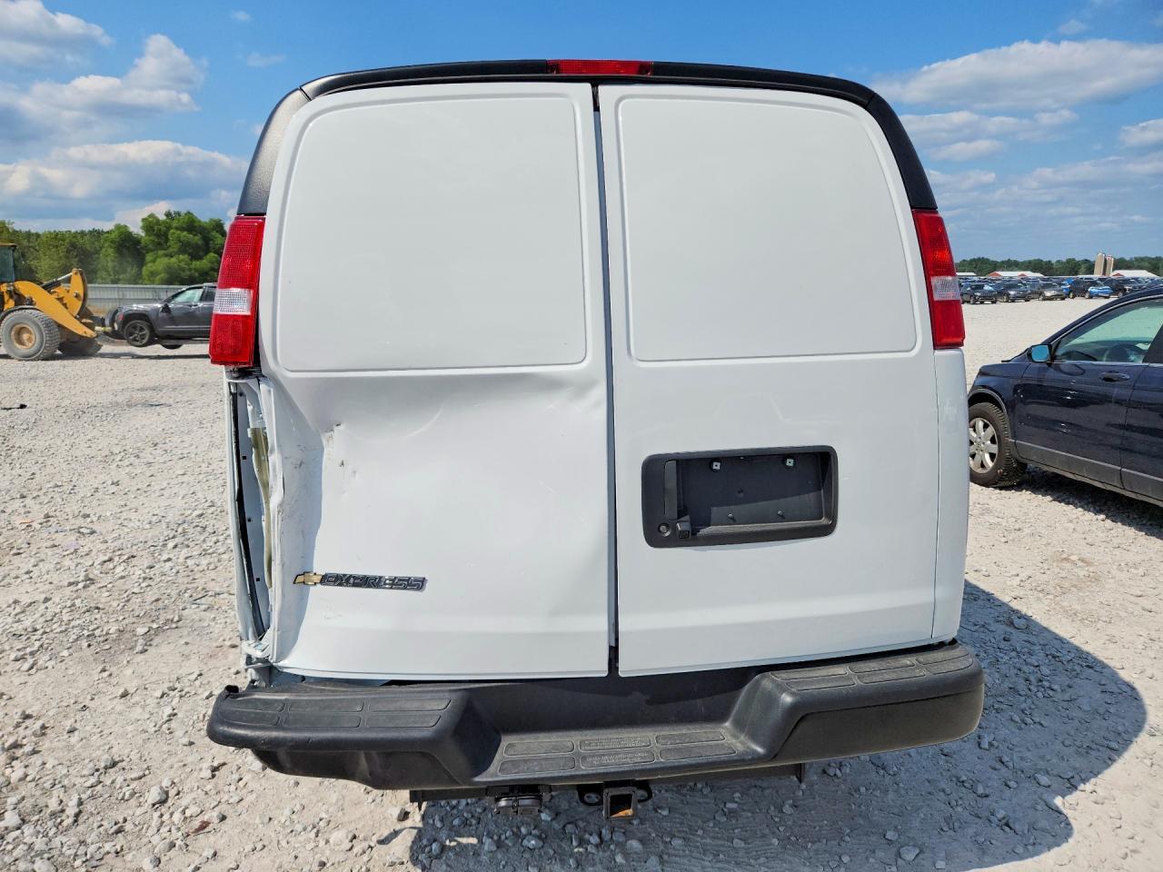 2025 Chevrolet Express G2500 - Фото 7