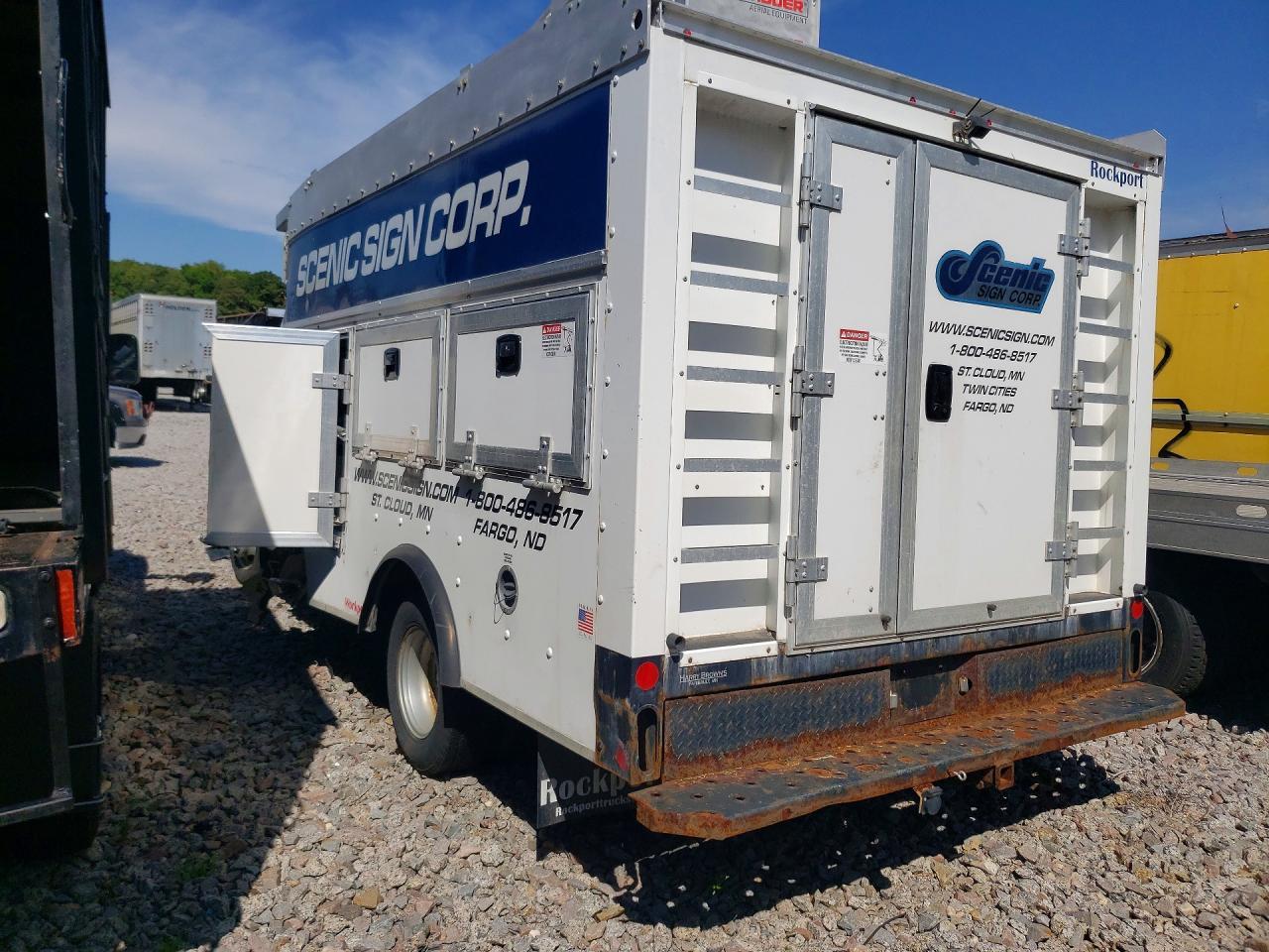 2017 Chevrolet Express G4500 - Фото 2