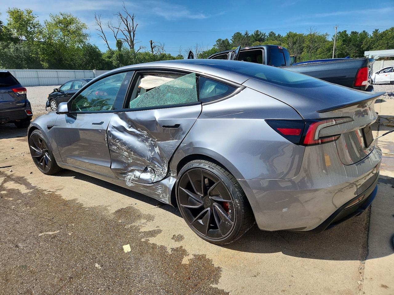 2024 Tesla Model 3 - Фото 2