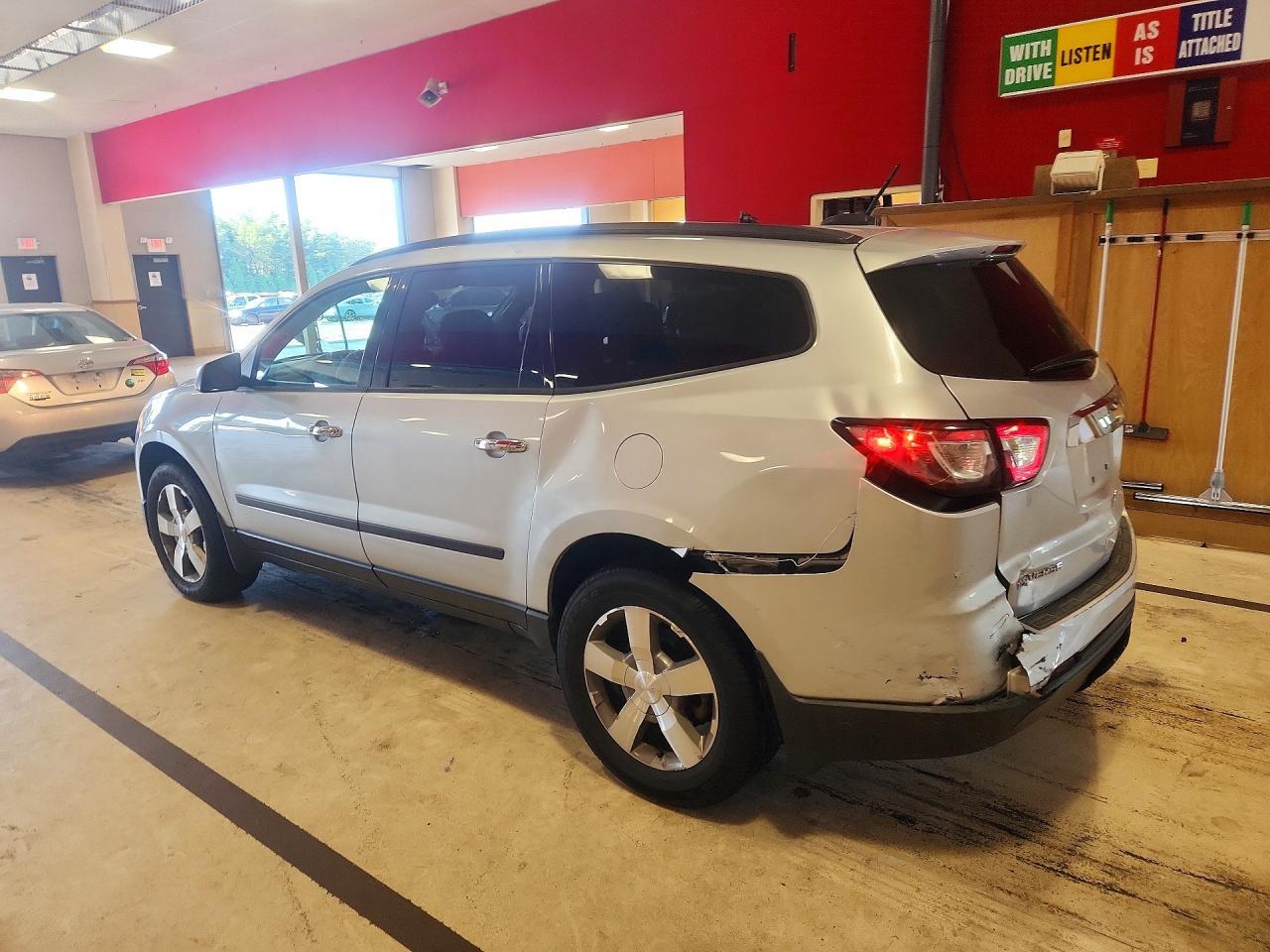 2017 Chevrolet Traverse Ls - Фото 2