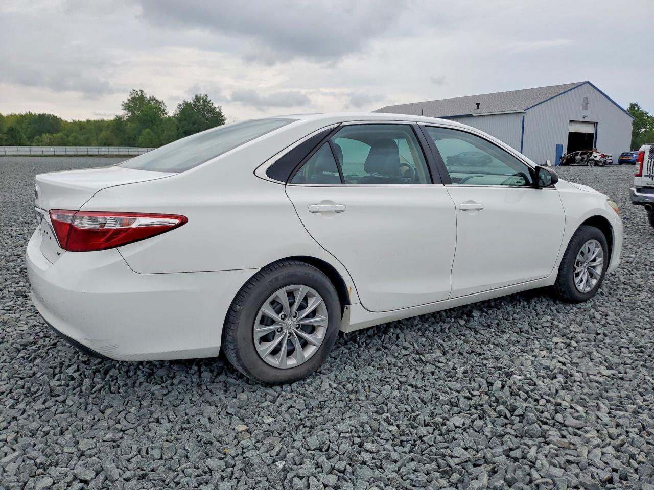 2017 Toyota Camry Le - Фото 3