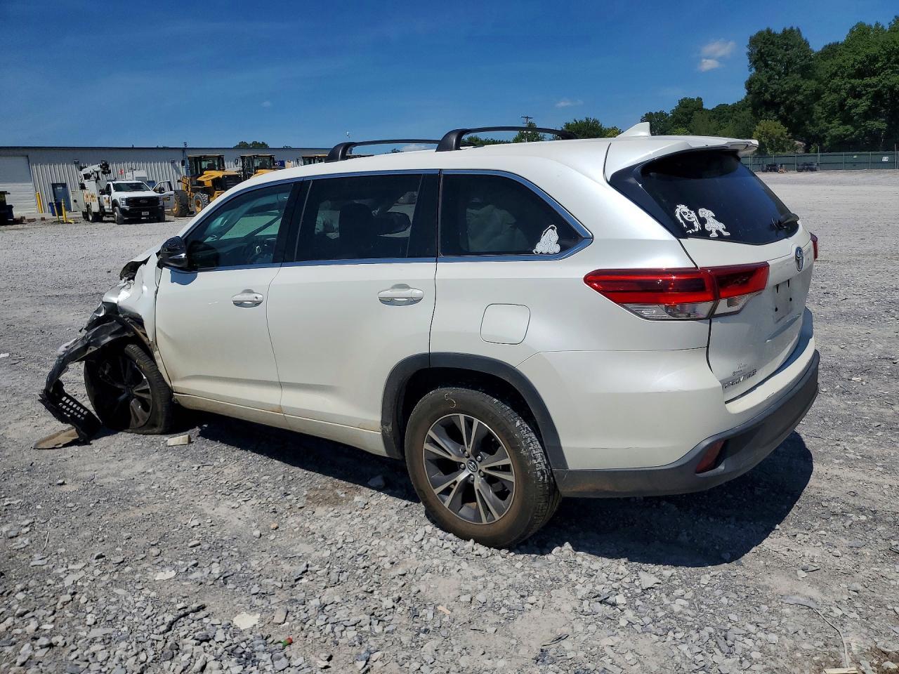 2017 Toyota Highlander Le Plus - Image 2