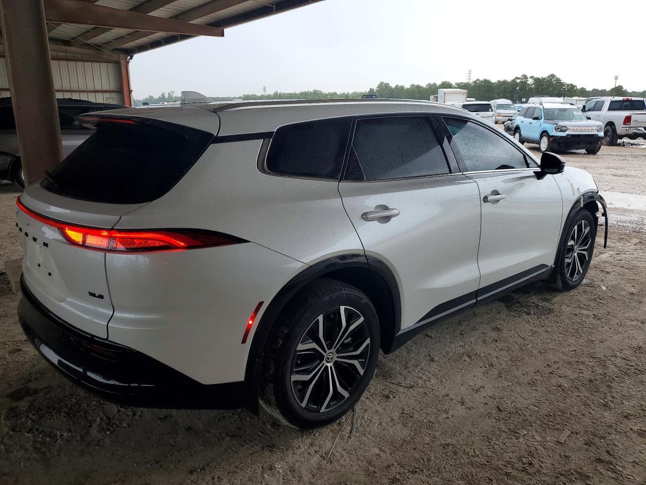 2025 Toyota Crown Signia Xle - Фото 3